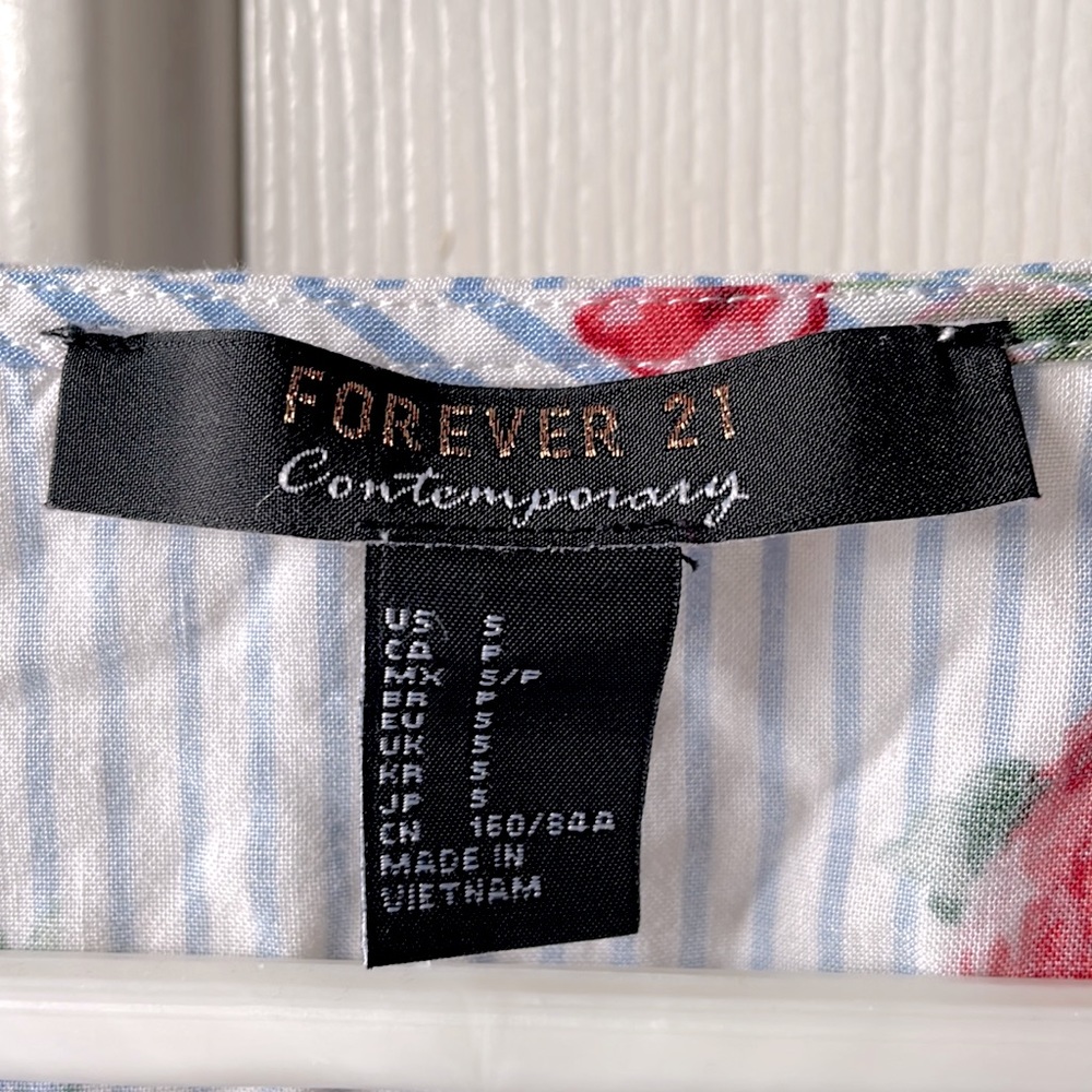 2/$12 Forever 21 Contemporary NWOT Striped Floral Crop Top - Blue / Red - Picture 4 of 4